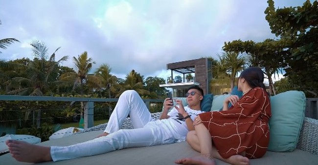 Sedangkan jika ingin menikmati pemandangan matahari terbenam, Nikita dan suaminya bisa melihatnya dari bagian atap villa. Mewah dan elegan banget kan villanya? Foto: YouTube/Nikita Willy Official