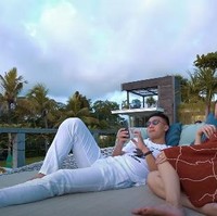 Sedangkan jika ingin menikmati pemandangan matahari terbenam, Nikita dan suaminya bisa melihatnya dari bagian atap villa. Mewah dan elegan banget kan villanya? Foto: YouTube/Nikita Willy Official