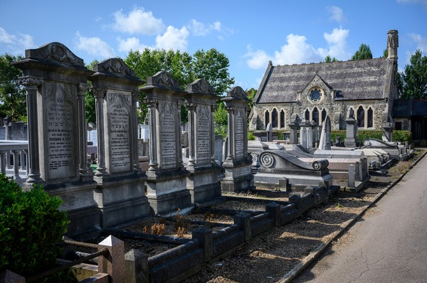 Pemakaman Yahudi Willesden adalah tempat peristirahatan terakhir dari banyak nama penting dalam sejarah. Sebut saja 23 anggota keluarga Rothschild, perancang busana Kurt Geiger, pelukis Simeon Solomon, H. Samuel yang terkenal dengan perhiasan, dan dekoder DNA Rosalind Franklin, yang tidak dikreditkan dengan penemuan struktur heliks ganda sampai setelah kematiannya, itulah mengapa tidak disebutkan pada nisannya. Pemakaman Yahudi Willesden adalah tempat peristirahatan terakhir dari banyak nama penting dalam sejarah. Sebut saja 23 anggota keluarga Rothschild, perancang busana Kurt Geiger, pelukis Simeon Solomon, H. Samuel yang terkenal dengan perhiasan, dan dekoder DNA Rosalind Franklin, yang tidak dikreditkan dengan penemuan struktur heliks ganda sampai setelah kematiannya, itulah mengapa tidak disebutkan pada nisannya.