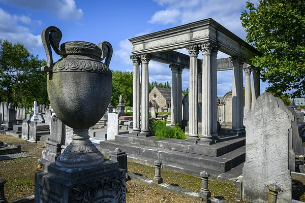 Willesden Jewish Cemetery adalah komplek kuburan yang berumur 150 tahun. Pertama kali kuburan itu dibuka pada tahun 1873 dengan 30.000 kuburan. Willesden Jewish Cemetery adalah komplek kuburan yang berumur 150 tahun. Pertama kali kuburan itu dibuka pada tahun 1873 dengan 30.000 kuburan.
