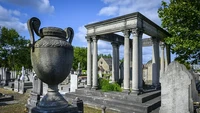 Willesden Jewish Cemetery adalah komplek kuburan yang berumur 150 tahun. Pertama kali kuburan itu dibuka pada tahun 1873 dengan 30.000 kuburan. 