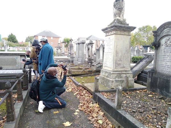 Pemakaman Yahudi Willesden buka mulai pukul 10.00 hingga 13.00 pada hari Senin hingga Kamis. Dan hingga pukul 16.00 pada hari Minggu. Masuk dan tur berpemandu gratis, tetapi ada iuran donasinya. Pemakaman Yahudi Willesden buka mulai pukul 10.00 hingga 13.00 pada hari Senin hingga Kamis. Dan hingga pukul 16.00 pada hari Minggu. Masuk dan tur berpemandu gratis, tetapi ada iuran donasinya.