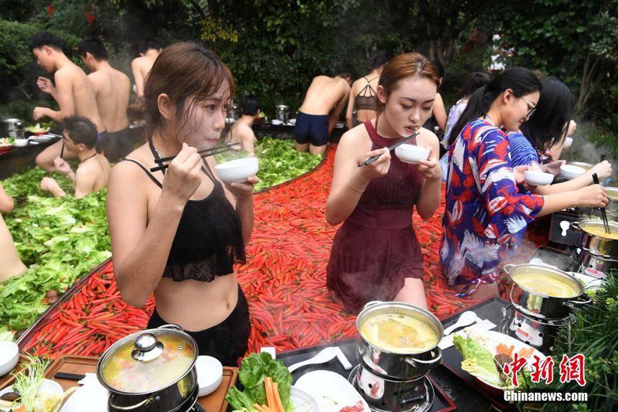 Wow! Pemandian Air Panas Tema Hot Pot Ini Isinya Cabai hingga Selada