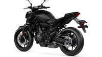 Di sektor kaki-kaki, masih mempertahankan suspensi teleskopik. Kemudian di belakang menggunakan lengan ayun banana, sedang bannya pakai merek Michelin Pilot Road terbaru. Foto: Yamaha