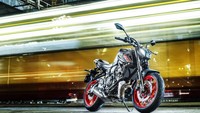 Meski bukan selera semua orang, desain fascia baru ini membawa sejumlah teknologi terkini, seperti lampu jenis proyektor LED, dengan shape Y yang khas dan diapit DRL LED. Ini peningkatan yang bagus, sebab pada model MT-07 sebelumnya masih menggunakan lampu bohlam biasa yang kelihatan jadul. Foto: Yamaha