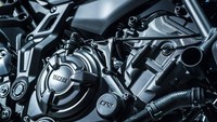 Yamaha tidak melakukan upgrade besar-besaran pada sektor dapur pacu. Mesin CP2 berteknologi crossplane 690cc, yang mampu menghasilkan power 74 dk dan torsi 68 Nm, dianggap masih reliable untuk digunakan pada model MT-07 2021. Kendati masih identik dengan generasi sebelumnya, mesin ini disebut sudah lolos regulasi Euro5. Foto: Yamaha