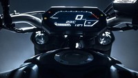Yamaha MT-07 2021 kini dibekali panel instrumen LCD dengan layar TFT negative display. Motor ini juga mendapatkan lampu sein LED baru. Foto: Yamaha