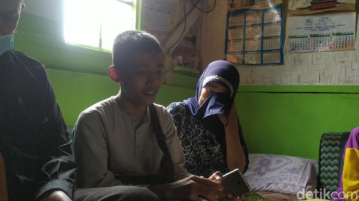 Akbar (16) pemulung yang fotonya viral sedang mengaji.