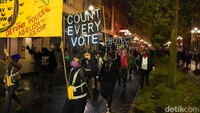 Aksi serupa juga digelar di Philadelphia, Pennsyvlania, dengan sekitar 200 demonstran yang mewakili serikat pekerja, aktivis iklim dan yang lainnya, berkumpul di dekat Independence Hall. (Ashlee Rezin Garcia / Chicago Sun-Times via AP)
