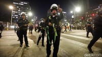 Ratusan polisi dikerahkan untuk mengamankan aksi unjuk rasa yang berlangsung sore hingga malam hari.(AP Photo/Ringo H.W. Chiu)
