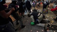Para demonstran turun ke jalanan berbagai kota dan wilayah di Amerika Serikat (AS) untuk menyerukan agar seluruh suara dalam pilpres AS dihitung hingga tuntas. Aksi ini digelar di New York, Philadelphia, Boston hingga Washington DC. Seorang pedemo diamnkan polisi Kamis (5/11.2020). AP Photo/Marcio Jose Sanchez