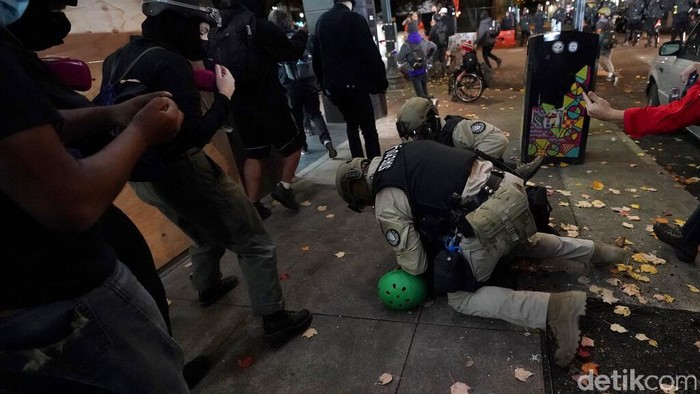 Aksi Demo Warnai Paska Pemilu Pilpres di Amerika Aksi Demo Warnai Paska Pemilu Pilpres di Amerika
Para demonstran turun ke jalanan berbagai kota dan wilayah di Amerika Serikat (AS) untuk menyerukan agar seluruh suara dalam pilpres AS dihitung hingga tuntas.