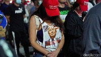 Pendukung Presiden Donald Trump melakukan jeda doa saat unjuk rasa di luar Kantor Perekam Maricopa County,  di Phoenix. Foto AP / Matt York