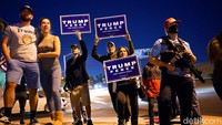 Pendukung Presiden Donald Trump memprotes pemungutan suara Nevada di depan Departemen Pemilihan Clark County, Rabu (4/11) di Las Vegas. Hasil penghitungan suara pemilihan presiden Amerika Serikat, antara Donald Trump dan Joe Biden, menunjukkan persaingan sengit. Tidak satupun capres yang secara kredibel bisa mengklaim telah memenangi pilpres mengingat puluhan juta suara lewat pos belum dihitung. Foto AP / John Locher