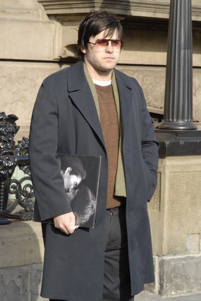 Jared Leto berperan sebagai Mark David Chapman, pembunuh John Lennon yang berperawakan gemuk. Demi memerankan sosok kontroversial itu, Jared makan es krim encer setiap hari dicampur minyak zaitun dan kecap. Dia memakannya setiap hari beberapa bulan sebelum syuting. Foto: Istimewa