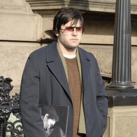 Jared Leto berperan sebagai Mark David Chapman, pembunuh John Lennon yang berperawakan gemuk. Demi memerankan sosok kontroversial itu, Jared makan es krim encer setiap hari dicampur minyak zaitun dan kecap. Dia memakannya setiap hari beberapa bulan sebelum syuting. Foto: Istimewa