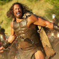 Selama 8 bulan, Dwayne Johnson harus makan hingga 4.500 kalori per hari untuk peran sebagai Hercules. Dia bisa makan 7 kali sehari dengan menu ayam, ikan halibut, telur putih, oatmeal, nasi putih, kentang rebus, brokoli, asparagus dan jamur. Foto: Istimewa