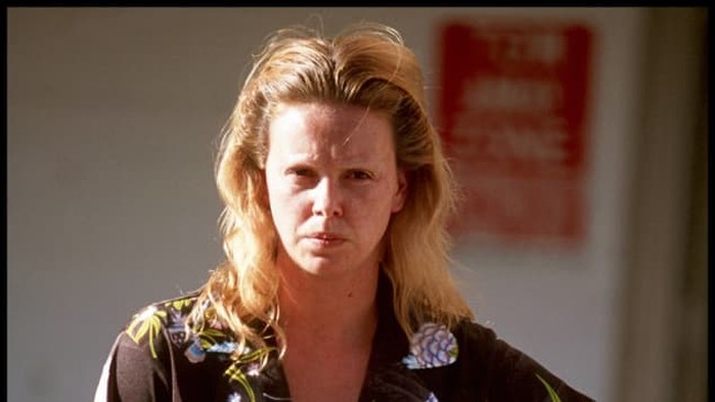 Untuk peran sebagai pembunuh di film Monster, Charlize Theron mengandalkan makanan kalengan dan tinggi gula agar berat badannya bisa naik hingga 13,6 kg. Dia selalu sedia keju makaroni di samping tempat tidur dan menyetel alarm untuk makan di tengah malam. Foto: Istimewa