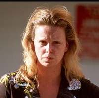 Untuk peran sebagai pembunuh di film Monster, Charlize Theron mengandalkan makanan kalengan dan tinggi gula agar berat badannya bisa naik hingga 13,6 kg. Dia selalu sedia keju makaroni di samping tempat tidur dan menyetel alarm untuk makan di tengah malam. Foto: Istimewa