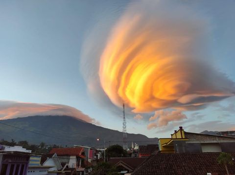 Warga Mojokerto dibuat takjub oleh keindahan awan lentikularis di atas Gunung Welirang dan Anjasmoro, Kecamatan Pacet. Gunung tersebut seperti memakai topi.