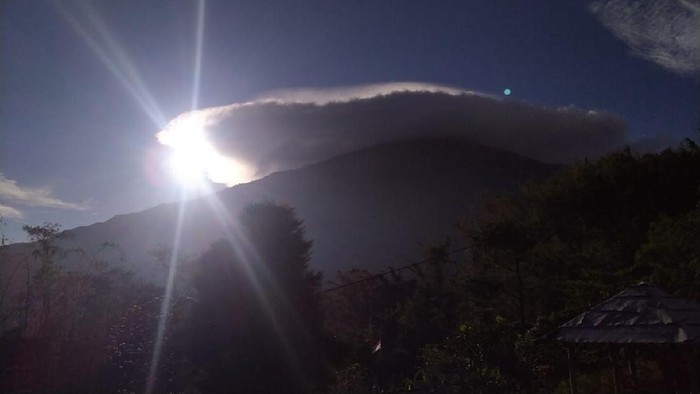 Warga Mojokerto dibuat takjub oleh keindahan awan lentikularis di atas Gunung Welirang dan Anjasmoro, Kecamatan Pacet. Gunung tersebut seperti memakai topi.