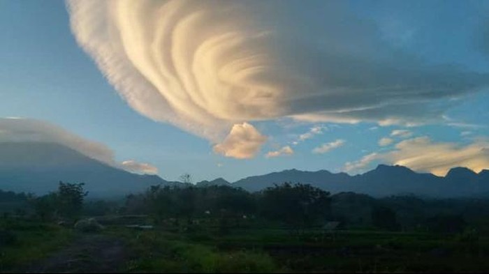 Warga Mojokerto dibuat takjub oleh keindahan awan lentikularis di atas Gunung Welirang dan Anjasmoro, Kecamatan Pacet. Gunung tersebut seperti memakai topi.
