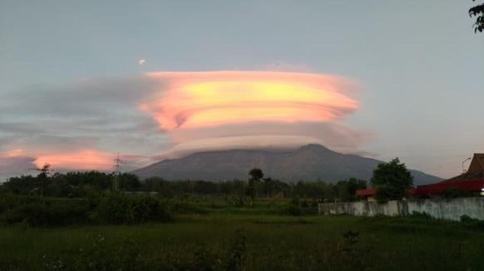 Pagi tadi, Gunung Welirang bertopi awan lentikularis. Ternyata, awan tersebut juga tampak di sekitar Gunung Arjuno.