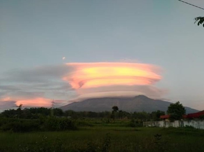 Pagi tadi, Gunung Welirang bertopi awan lentikularis. Ternyata, awan tersebut juga tampak di sekitar Gunung Arjuno.