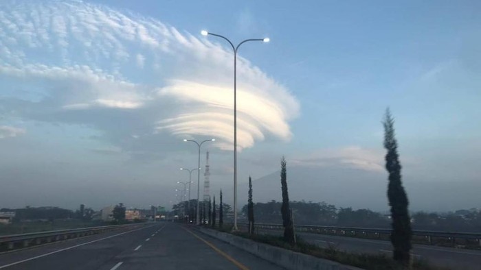 Pagi tadi, Gunung Welirang bertopi awan lentikularis. Ternyata, awan tersebut juga tampak di sekitar Gunung Arjuno.