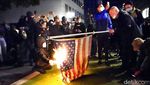 Foto Massa Bakar Bendera Amerika