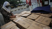 Sebanyak 316 paket bantuan sembako dari Pemprov DKI Jakarta dibagikan untuk RW 06 Kelurahan Bali Mester. 