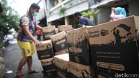 Paket bansos tersebut terdiri dari bahan kebutuhan pokok yakni 10 kg beras, minyak, kecap, gulai dan opor ayam instan, sarden, mie instan, biskuit, dan tepung serta sabun mandi.