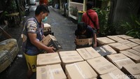Namun, isi bansos itu dinilai tidak sesuai dengan kebutuhan masyarakat saat pandemi.