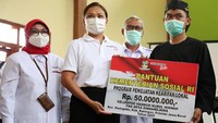 Acara juga dihadiri oleh Pembina Darma Wanita Kemensos Grace Batubara.