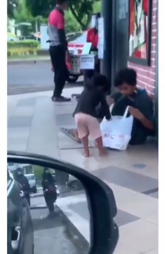 Salut! Wanita Ini Belikan Makanan untuk Bocah Tunawisma di Emperan