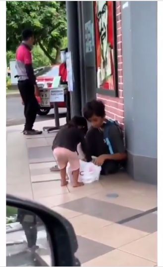 Salut! Wanita Ini Belikan Makanan untuk Bocah Tunawisma di Emperan