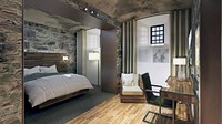 Mempertahankan dinding batu asli penjara, kamar hotel memiliki desain yang elegan. Ditambah lagi dengan berbagai fasilitas mewah di dalamnya. (Bodmin Jail)