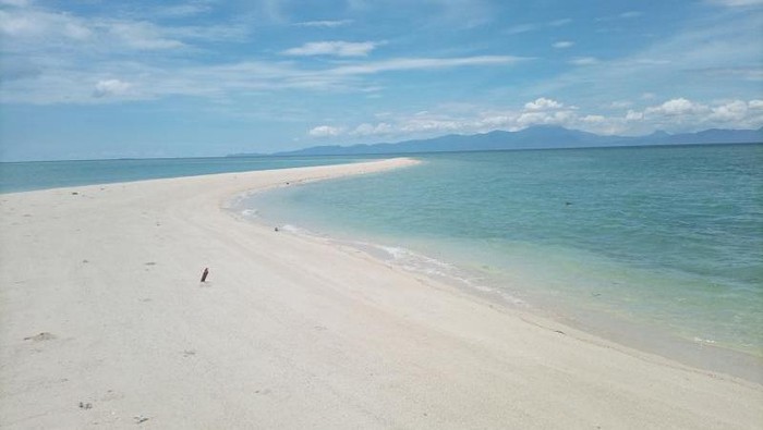 Pasir timbul di Kabupaten Buton Tengah, Sulawesi Tenggara.