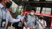 Boyamin menyerahkan sepenuhnya uang sebesar SGD 100 ribu itu kepada KPK sebagai laporan gratifikasi. Dia menolak jika uang itu dikembalikan kepadanya.
