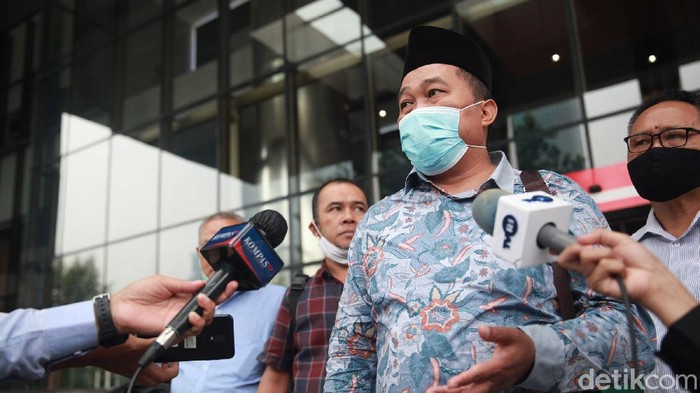 Koordinator Masyarakat Anti Korupsi Indonesia (MAKI) Boyamin Saiman dipanggil KPK untuk dimintai klarifikasi soal uang SGD 100 ribu.