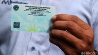 Satrio menunjukkan, kartu Blu-E yang baru ia dapat berukuran seperti KTP dan ATM yang bisa diselipkan didalam dompet.