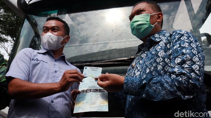 Satrio, salah satu pengurus PO Bus kini sudah tidak berlama-lama lagi dalam mengurus uji kelayakan kendaraan di Kantor Dinas Perhubungan (Dishub) Kota Bandung. Seperti diketahui, saat ini buku uji KIR dihapus menjadi Buku Lulus Uji Elektronik (Blu-E).