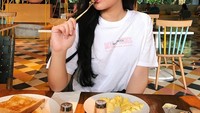 Sarapan pagi, Shafa pilih menu sarapan yang sederhana namun mengenyangkan. Seperti telur orak-arik dan roti panggang. Foto: Instagram @shafaharris