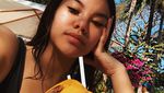 Cantiknya Shafa Harris Saat Minum Es Kelapa di Tepi Pantai