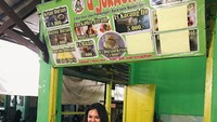 Sering makan di restoran mewah, Shafa tetap tak gengsi mencicipi jajanan kaki lima. Ini posenya saat membeli minuman di salah satu warung makanan. Foto: Instagram @shafaharris