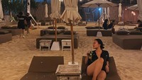 Lewat akun Instagramnya, mantan kekasih Bastian Steel ini rajin mengunggah aktivitas sehari-harinya. Mulai dari jalan-jalan bersama teman sampai acara bersantai di tepi pantai. Foto: Instagram @shafaharris