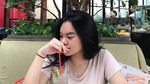 Cantiknya Shafa Harris Saat Minum Es Kelapa di Tepi Pantai