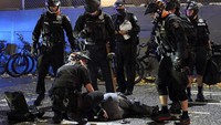 Seorang pendemo tergeletak di tengah jalan di kawasan Seattle.