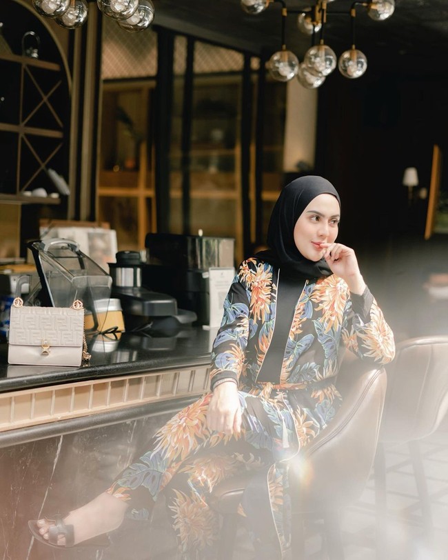 Model, selebgram dan DJ Anggita Sari kini juga telah mantap berhijab usai melahirkan anak laki-lakinya. Sebelumnya, Anggita Sari menekuni profesi DJ sejak 2012. Namun, ia sempat vakum selama lima tahun dari dunia tersebut. Dalam akun Instagram miliknya @anggitasari612, ia kini sudah mengenakan hijab dan sibuk menjalani peran barunya sebagai ibu rumah tangga, mengurus bayi mungilnya di rumah. Foto: Instagram @anggitasari612.