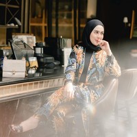 Model, selebgram dan DJ Anggita Sari kini juga telah mantap berhijab usai melahirkan anak laki-lakinya. Sebelumnya, Anggita Sari menekuni profesi DJ sejak 2012. Namun, ia sempat vakum selama lima tahun dari dunia tersebut. Dalam akun Instagram miliknya @anggitasari612, ia kini sudah mengenakan hijab dan sibuk menjalani peran barunya sebagai ibu rumah tangga, mengurus bayi mungilnya di rumah. Foto: Instagram @anggitasari612.